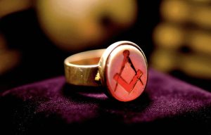 William Need Masonic gold ring — face detail